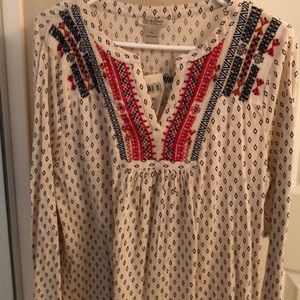 Lucky Brand knit w embroidered neck
